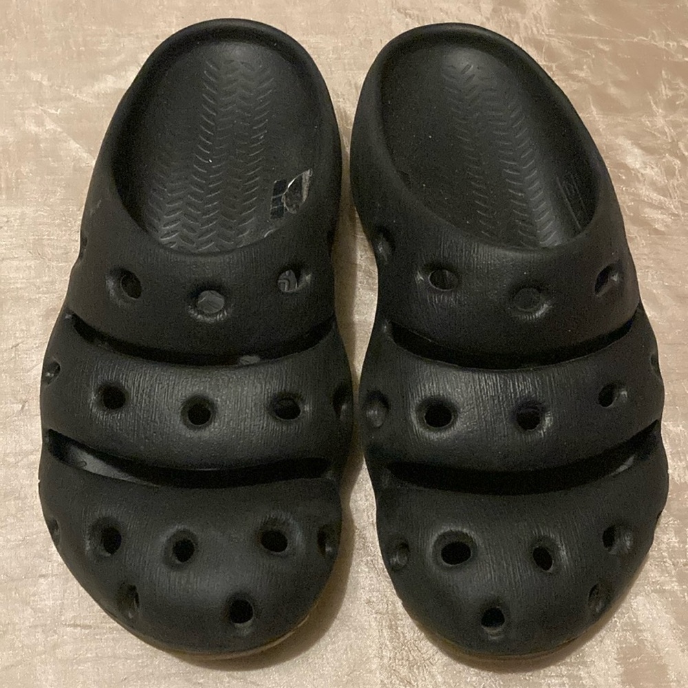 Keen Yogui slip on shoes size 8